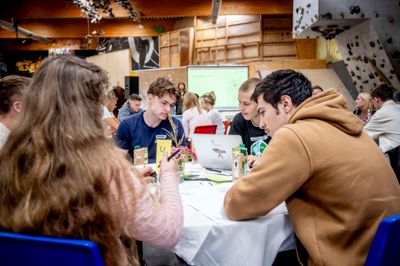 Ungeborgersamlingen Ung Indflydelses anbefalinger til en styrket ungeinddragelse er udkommet. 55 unge fra Herning, Vejle, Nyborg, Greve og Guldborgsund kommuner har deltaget.