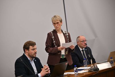 Kommunaldirektør Jens Peder Hegelund Jensen (t.h.) har sendt et brev til 32.000 bilejere i Ringkøbing-Skjern Kommune via e-boks.