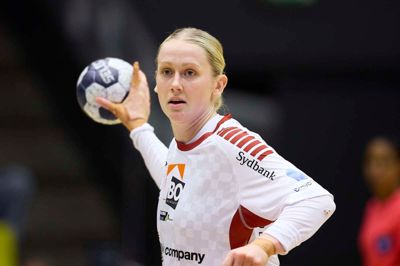 Med 11 scoringer på blot 13 afslutninger viste svenske Emma Lindqvist vejen i Ikasts onsdagssejr i Ølstykke-Hallerne.