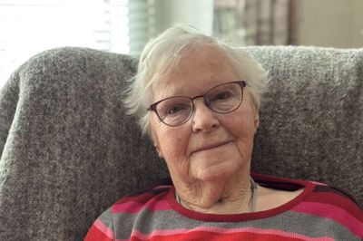 Familien kommer på besøg. Grethe Poulsen fejres fredag for sine 100 år.