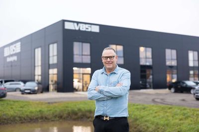 Bjarke Kristensen og familiefirmaet V85 har siden 2023 holdt til i det nybyggede hovedsæde med motorvejsfacade i Pårup mellem Ikast og Silkeborg.