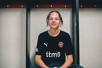 Enzo Beck har ikke talentet fra fremmede. Den 16-årige angriber er søn af den tidligere danske landsholdsangriber Mikkel Beck. Faren fik 19 A-landskampe for Danmark og var udlandsprofessionel i Tyskland, England og Frankrig.