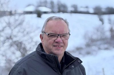 Arne Holm Risager inviterer lokale borgere til at være med i Kjellerup Kogræsserlaug.
