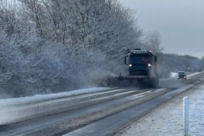 Sneplovene er derude, men kan ikke længere følge med snefygningen. Derfor anbefaler kommunens Vej- og Parkafdeling, at man undgår at køre ud.