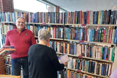 Bjarne Skovgård Jensen i Haderups nye bibliotek i hjørnet af skolebiblioteket på Haderup Skole.