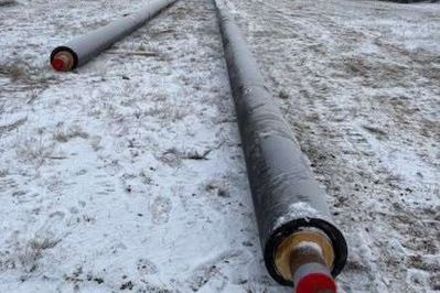 I løbet af to dage blev de nye fjernvarmerør ført under Stentoftvej og jernbanen fra Vildbjerg Tekniske Værker ud til industriområdet langs Pugdalvej.