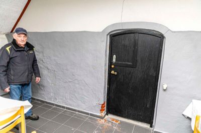 Dette syn mødte indehaver Ib Vestergaard, da han torsdag middag vendte retur til Daugbjerg Minilandsby. Gavlen på stedets gamle lade, der i dag rummer café og gildesal, er trykket ind udefra. Der er formentlig tale om en større bil, der er bakket ind i huset, men synderen har endnu ikke meldt sig.