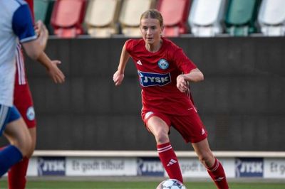 I sommer blev Frida Bang student fra handelsgymnasiet. Siden da har hun, sideløbende med fodbolden i SIF Q, arbejdet i en børnehave og på et plejehjem.