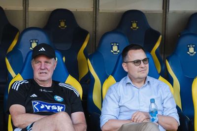 Siden sommeren 2019, hvor Kent Nielsen (t.v.) tiltrådte som cheftræner i Silkeborg IF, har han kørt et tæt parløb med sportschef Jesper Stüker. Det igangværende vintervindue er det syvende af slagsen, hvor duoen skal sætte kursen for Silkeborg IF sammen med den øvrige ledelse.