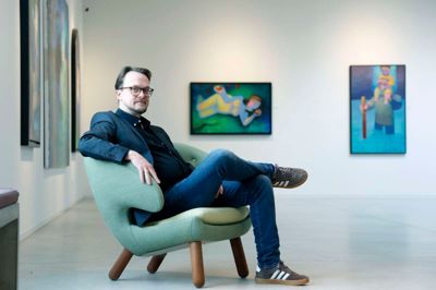 Christian Salling ser det som en spændende udfordring at være med til at udvikle Vestjyllands Kunstpavillon med den permanente Arne Haugen Sørensen-udstilling, som der ses værker af i baggrunden.