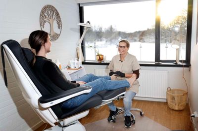 Kiss Kristensen er nu ikke længere kun uddannet kok, men også fodplejer, og hun har lejet sig ind i det nye sundhedshus i Tjørring på Tjelevej.