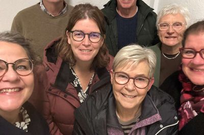 Bestyrelsen i foreningen »Multihuset Den Gamle Skole« består af en flok kendte ansigter fra Klovborg. Forrest fra venstre er det Mette Nørtoft Hedeager, Hanne Bang Pedersen (næstformand) og Gitte Albertsen. I midten er det Jeltsje Minnema og Hanne Tønnesen Godskesen, og bagerst er det fra venstre Morten Skovbo (formand) og Finn Schmidt.