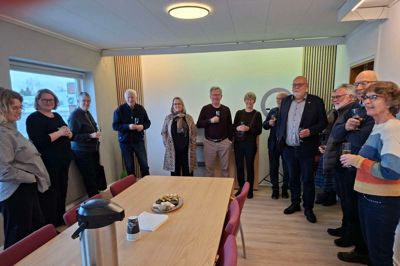 Åbent-hus-arrangementet på redaktionen i Kjellerup trak i løbet af eftermiddagen rundt regnet 100 mennesker til. Der var lidt godt til ganerne, der blev vist rundt og snakket.
