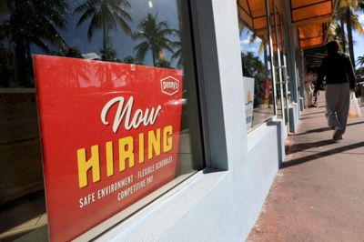 En restaurant søger nye medarbejdere i Miami i Florida. Generelt gik det trægt med nyansættelserne i USA i december, viser kongetallene. (Arkivfoto).