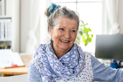 Dina Blomstrand sætter ord på sine oplevelser ved at gå Caminoen. Siden rejsen i 2019 er hun blevet gift med en forfatter, og det har været medvirkende til at give hende et skub mod selv at kunne kalde sig forfatter nu.
