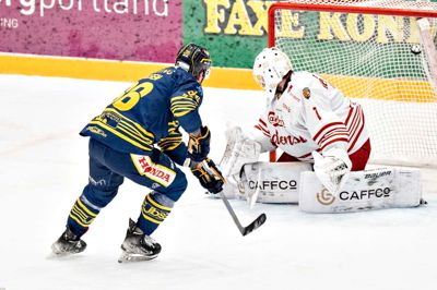 Kaptajn Morten Poulsen sørgede for en hurtig føring i semifinalen, da han køligt løftede pucken over højre skuldre på Odense-keeper Niklas Lundström.