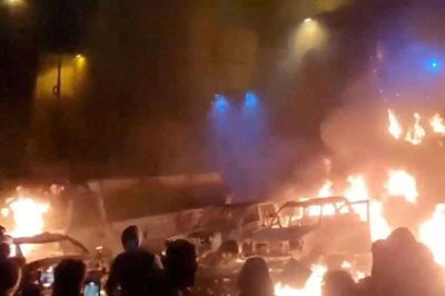 Demonstrantioner og brændende biler i Irans hovedstad Teheran. Billedet er taget fra sociale medier gennem Reuters den 9. januar.