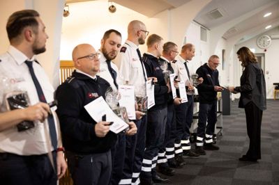 Byrådspolitiker Rikke Worsøe (V) er nyvalgt medlem af beredskabskommissionen for Brand & Redning Midtvest, og hun stod for at overrække diplom, hæderstegn og gave til de otte jubilarer. Fra venstre: Stephan Niklas Kiel, Michael Jensen, Rasmus Glerup, Jakob Skov Overgaard, Kim Grann Jensen og Kim Bjerg Wemmelund. Alle de nævnte har været hos Brand & Redning Midtvest i 10 år. De to sidste i rækken havde begge 20-årsjubilæum. Det var Hans Enevoldsen og helt til højre Bo Simonsen. De er i øvrigt begge fra Sdr. Felding.