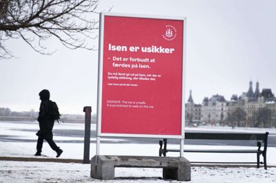Isen er usikker, lød det på et skilt ved Peblinge Sø i København i november 2023. Det er først tilladt, når der tydeligt skiltes med det. (Arkivfoto).