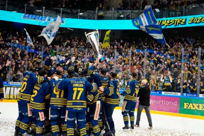 Kaptajn Morten Poulsen kunne igen løfte pokaltrofæet og fejre triumfen sammen med de mange fans.