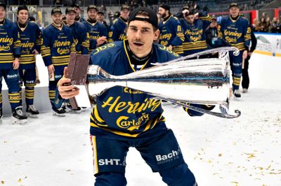 Oliver Kiljunen med pokalen efter sejren i pokalfinalen Metal Final4 mellem Herning Blue Fox og Herlev Eagles