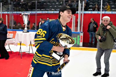 Hjalte Thomsen fik overrakt denne vandrepokal som årets pokalfighter.