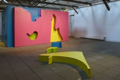 Den store installation ”Falling into Place” giver mindelser om barndommens spil og legetøj. Inviterer ind i et rum uden en løsning, men tilbyder, at man kan sanse og undre sig.
