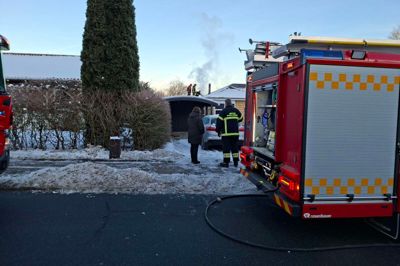En skorstensbrand udviklede sig søndag til tagkonstruktionen. Indsatslederen undrer sig, da skorstenen er intakt.