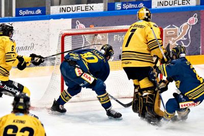 Josh Prokop (i.m.) scorede to gange i finalen. Her gør han det i to omgange til 3-0 helt inde foran Emil Zetterquist i Herlevs mål.