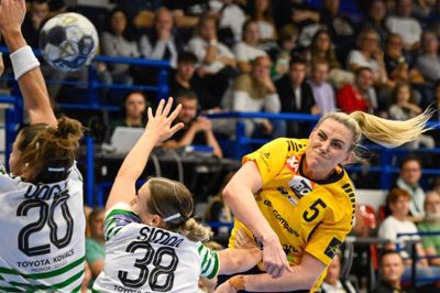 Emilie Arntzen brager et skud af sted mod mål. Den norske bagspiller scorede fem gange i lørdagens opgør mod Ferencváros. Billedet her stammer dog fra de to holds første møde i Ungarn.