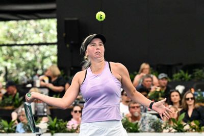 Clara Tauson ses på banen i Adelaide International, inden hun trak sig med en skade. Turneringen var hendes sidste inden Australian Open senere på måneden.