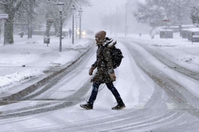 Ugen starter ud med endnu et snevejr, inden vejret skifter over i slud og regn. (Arkivfoto).