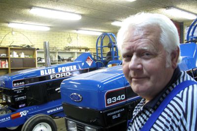 Niels Damgaard, Aulum, med sine modificerede og storvindende traktorer Blue Power og Blue Bambino. Ud over at drive maskinstation i Aulum var han også en passioneret deltager i tractorpulling - både nationalt og internationalt.