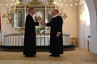 Provst Carsten Hoffmann (t.v.) bød Johnny Oslo Tidemand velkommen som ny præst i Aulum og Hodsager ved indsættelsen søndag i Aulum Kirke.