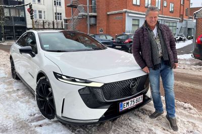 Mandag 5. januar var restauratør Per Pedersen to gange igennem p-pladsen bag Herning City Hotel, som er den eneste vej ud fra Skolegade. Nu har han fået en regning fra Avantpark for at følge færdselsreglerne.