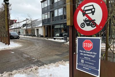 Der er sat nye skilte op bag Herning City Hotel - her ved indkørslen fra den ensrettede Skolegade. På pladsen kan man købe 24-timers døgnlicenser til 500 kroner plus administrationsgebyr på 89 kroner. Det er lige præcis dette beløb, Per Pedersen er blevet opkrævet for at køre igennem pladsen.