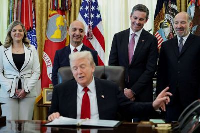 Novo Nordisk-topchef Mike Doustdar kiggede USA's præsident, Donald Trump, over skulderen i november, da der blev underskrevet en ny prisaftale på fedmemedicin med den amerikanske administration. (Arkivfoto).