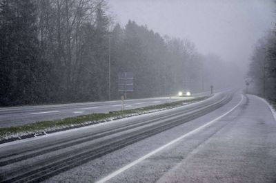 Selv om mange veje er ryddet for sne, kan der stadig godt være glat, advarer politiet. (Arkivfoto).