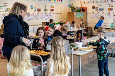 Lucca på seks år er nået frem forrest i køen til dagens ret, som er pastasalat. På bordet ved siden af kan man stadig nå at snuppe sig en pandekage, som børnehaveklassen også fik fredag i anledning af, at de nu havde gået i skole i 100 dage.