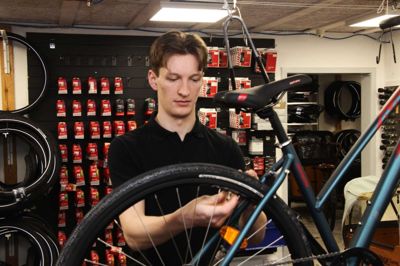 Ganske kort tid efter Asmus Stephansen fik sit svendebrev som cykelmekaniker blev, han butikschef i Cykelfavoritten i Ry. Nu er han medejer af den store cykelforretning.