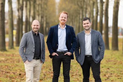 Michael Frifeldt (til venstre) og Joachim Glerup (til højre) har indlemmet Peter Haugaard i ejerkredsen.