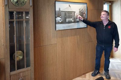 Peter Strange Nielsen viser her den bygning, hvor det gamle bornholmerur engang befandt sig.