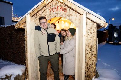 Lars Bluhme er selvstændig elektriker i Snejbjerg. I juledagene påtog han sig et ekstra, ulønnet job som julemandens postmester - heldigvis med stor hjælp fra sin egen julebegejstrede familie.