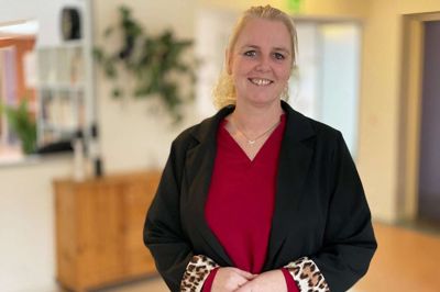 - Når der er ro, varme og genkendelighed, giver det bedre forudsætninger for tryghed, værdighed og små gode stunder i hverdagen, siger Lone Hermansen, leder af pleje- og omsorgscenter Åbrinken