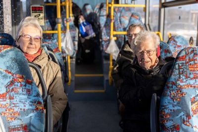 Det er ikke bare en køretur, ikke bare en handletur - det er blevet til et fællesskab med snak, lidt sladder, deling af opskrifter og nye venner her i handlebussen.
