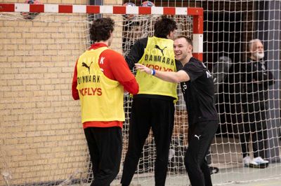 Verdens bedste håndboldspiller, Mathias Gidsel, var i højt humør, efter at han scorede til 2-0 på den sidste aktion i det fodboldspil, som ofte er en del af håndboldlandsholdets opvarmning. Emil Bergholt scorede til 1-0.