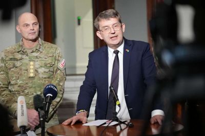 Forsvarsminister Troels Lund Poulsen (V) og forsvarschef Michael Hyldgaard fortalte onsdag på et pressemøde i Forsvarsministeriet om den øgede troppetilstedeværelse i Grønland. (Arkivfoto).