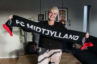 Familien - i hvert fald det meste af den - har faste pladser på Faxe Kondi-tribunen, når FC Midtjylland spiller på MCH Arena. Fodbold er en af de interesser, Tina Ostersen (DF) elsker at bruge tid på.