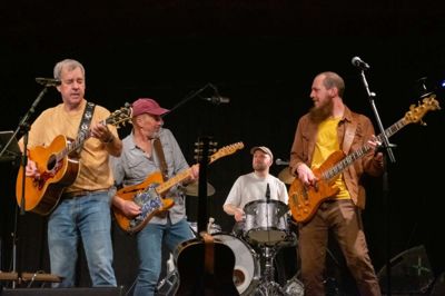 Det silkeborg-baserede Robert Thompson Band spiller ved støttekoncerten på Søkilde torsdag 12. februar. Det var guitaristen Gert Vincent (nummer to fra venstre) der tog initiativet til at skabe kulturel udveksling med de ukrainske flygtninge, som bor på det tidligere plejehjem.