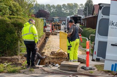 Energi Ikast havde så travlt med at få lokaliseret vandudslippet, at de ikke havde tid til at tage billeder. Men dette billede er fra en anden situation, hvor distributionsleder Rasmus Hedevang (t.v.) var ude at inspicere en fjernvarmerenovering.